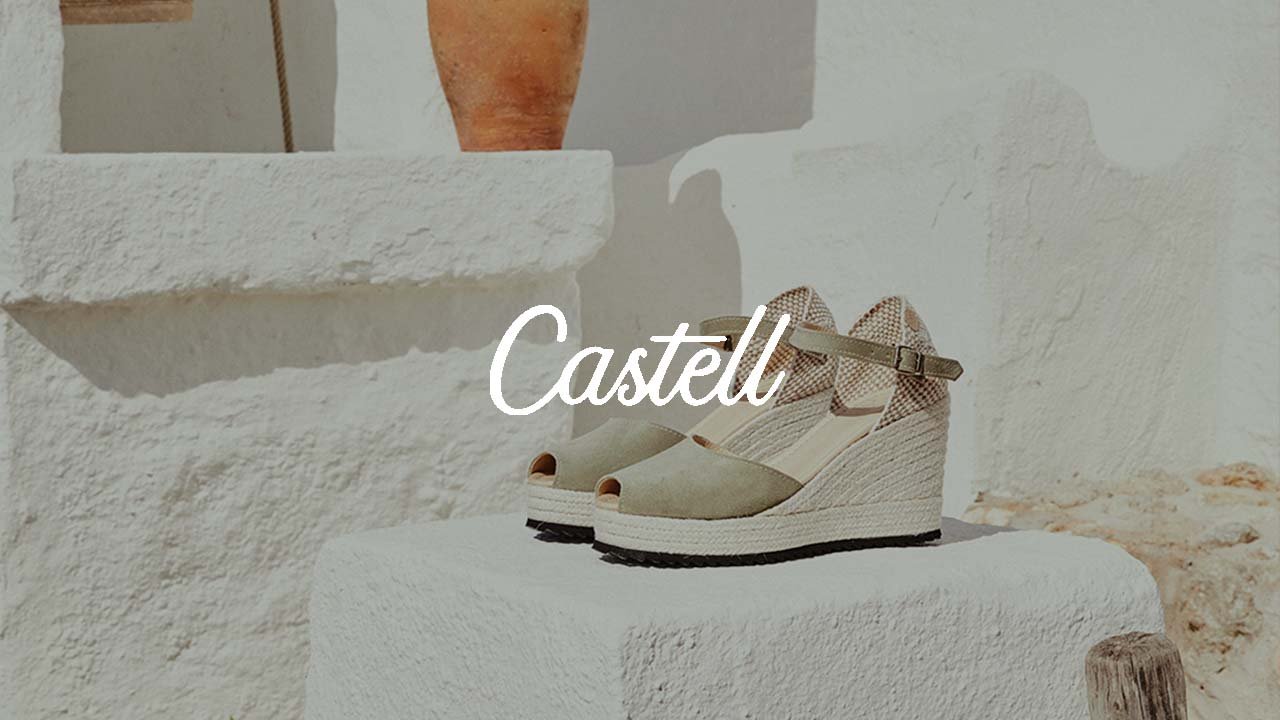 Castell Menorca es una marca con más de 35 años de historia, especializada en la fabricación artesanal de calzado, con las típicas abarcas menorquinas como su producto estrella y de identidad. Su eCommerce, desarrollado en PrestaShop, ofrece miles de referencias entre modelos, colores y tallas para hombre, mujer y niño, abarcando distintas verticales como sandalias, botas o alpargatas. Venden tanto a nivel nacional como internacional, con fuerte reconocimiento de marca y un soporte en campañas de paid media y tráfico de marca. Su estilo combina tradición, diseño mediterráneo y producto sostenible. A pesar de contar con un catálogo amplio, atractivo y competitivo, su posicionamiento orgánico era muy mejorable. No por falta de interés del público ni de producto, sino por la ausencia de una estrategia SEO real. El tráfico SEO no representaba una fuente relevante de captación, y las páginas clave (home, categorías, fichas y blog) no estaban optimizadas ni estructuradas para responder a búsquedas transaccionales o informacionales. El reto fue construir una base SEO sólida sobre un proyecto ya consolidado a nivel comercial, pero débil en visibilidad orgánica. Desde la auditoría inicial hasta la implementación técnica, se trabajó para transformar la tienda en un eCommerce escalable, semánticamente optimizado y enfocado en atraer tráfico cualificado que convirtiera.