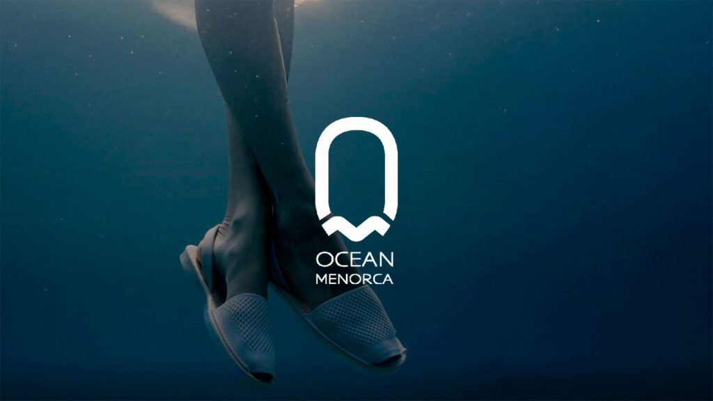 Ocean Menorca es la primera marca de abarcas menorquinas 100% fabricadas a partir de residuos plásticos recuperados del mar. Nace como un proyecto con identidad propia, con una propuesta centrada en la sostenibilidad, el slow fashion y la innovación en calzado sostenible. Su catálogo inicial se compone de cinco modelos distribuidos en dos líneas: abarcas y sandalias. Todo el calzado es de fabricación propia, desarrollado íntegramente en Menorca, con control sobre cada fase del proceso, desde la recogida del plástico hasta el diseño y distribución del producto final. La marca opera a través de un eCommerce basado en PrestaShop y se dirige a mercados locales, nacionales e internacionales, con un enfoque de marca global. El reto: construir desde cero un canal orgánico que posicionara OM no solo como un eCommerce, sino como una referencia en sostenibilidad y moda ética.