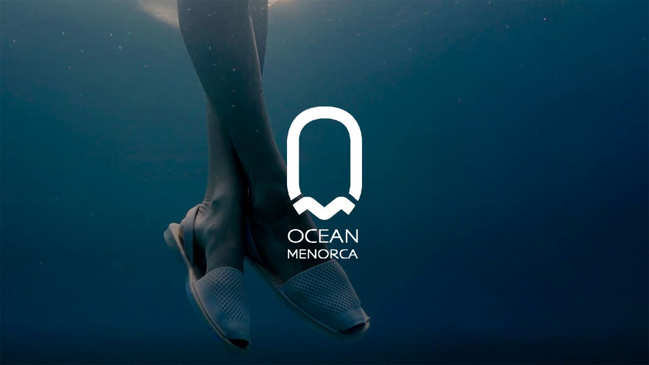 Ocean Menorca es la primera marca de abarcas menorquinas 100% fabricadas a partir de residuos plásticos recuperados del mar. Nace como un proyecto con identidad propia, con una propuesta centrada en la sostenibilidad, el slow fashion y la innovación en calzado sostenible. Su catálogo inicial se compone de cinco modelos distribuidos en dos líneas: abarcas y sandalias. Todo el calzado es de fabricación propia, desarrollado íntegramente en Menorca, con control sobre cada fase del proceso, desde la recogida del plástico hasta el diseño y distribución del producto final. La marca opera a través de un eCommerce basado en PrestaShop y se dirige a mercados locales, nacionales e internacionales, con un enfoque de marca global. El reto: construir desde cero un canal orgánico que posicionara OM no solo como un eCommerce, sino como una referencia en sostenibilidad y moda ética.