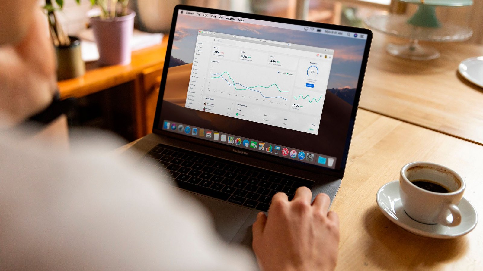 Un consultor experto en SEO es un profesional especializado en optimizar sitios web para mejorar su visibilidad online y aumentar el tráfico orgánico. Su experiencia abarca técnicas y estrategias basadas en análisis detallados de palabras clave, arquitectura web y contenido. Además, ayuda a las empresas a adaptarse a las constantes actualizaciones de los algoritmos de búsqueda, especialmente de Google, clave para mantener o mejorar su posicionamiento. Entre sus funciones principales está realizar auditorías exhaustivas que identifican debilidades y oportunidades en aspectos técnicos (velocidad de carga, compatibilidad móvil, estructura) y de contenido (relevancia y adecuación). Con estrategias personalizadas, busca no solo optimizar el posicionamiento, sino también maximizar el retorno de inversión (ROI) de sus clientes. En un entorno digital cada vez más competitivo, el consultor SEO es un aliado estratégico fundamental para empresas y emprendedores que migran al ámbito online. Su conocimiento avanzado permite atraer y fidelizar al público objetivo, facilitando el crecimiento y éxito sostenible en el ecosistema digital.
