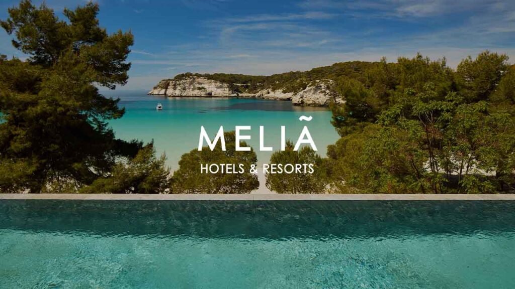 Meliã Cala Galdana es un hotel de categoría superior situado en primera línea de playa en el sur de Menorca. Con una propuesta centrada en la elegancia, el confort y la conexión con el entorno, el hotel ofrece una experiencia de lujo ligada a la identidad local. Su propuesta de valor combina instalaciones exclusivas —como el espacio The Level o el beach club Cape Nao— con una ubicación privilegiada que permite disfrutar del paisaje de Cala Galdana desde cualquier punto del hotel. El perfil de cliente es nacional e internacional, con especial peso del mercado español, seguido por Francia, Italia y Reino Unido. Hasta la implementación del plan estratégico de posicionamiento en redes, el grueso del tráfico se apoyaba en canales tradicionales como la venta directa, colaboraciones con influencers puntuales y acciones de paid media.