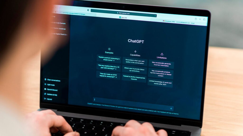 Antes de entrar al detalle sobre cómo usar ChatGPT para hacer SEO, vamos a hacer un breve recorrido histórico sobre el origen de Internet, las búsquedas, y los motores de búsqueda para entender dónde nos encontramos hoy. En 1994 nacieron los primeros motores de búsqueda de Internet, y en 1997 se acuñó el término de "SEO". Desde aquel entonces, el trabajo de los motores de búsqueda como Wandex (1993), Aliweb (1994), AltaVista (1995), Google (1998), o MSN Search (1998), entre otros, consistía en recoger toda la información de la World Wide Web, (www.), y organizarla en Internet. Durante todos estos años hasta el día de hoy el SEO siempre ha girado entorno a Google, siendo el motor de búsqueda que más cuota de mercado tiene, junto a otros buscadores como Bing, Yahoo!, Yandex, etc. Pero con la llegada de la IA han entrado al mercado nuevos motores de búsqueda más inteligentes como ChatGPT Search de OpenAI (antes llamada SearchGPT), y el AI Mode de Gemini integrado dentro de las búsquedas de Google. Este nuevo modelo de interpretar los resultados de búsquedas en las nuevas SERPs de Google y Bing, no premia la autoridad de dominio o los enlaces, sino la relevancia semántica, la claridad de las respuestas, la utilidad real de la información, y quien mejor resuelve la intención de búsqueda del usuario. Y aquí es donde entra ChatGPT. Aprender cómo usar ChatGPT para el SEO no es solo dominar prompts: es entender cómo generar contenido, cómo interactuar con la IA, y cómo hacer uso de ella como una herramienta de trabajo.