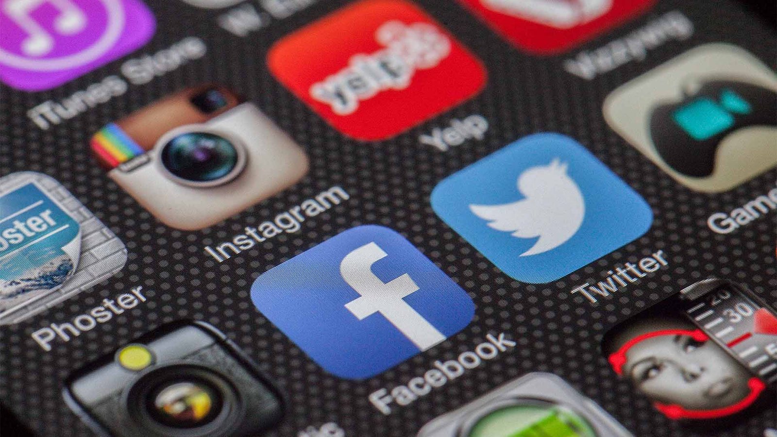 El SEO en redes sociales consiste en optimizar perfiles y publicaciones para que aparezcan en las búsquedas internas de cada plataforma y, en muchos casos, también en Google. No basta con tener presencia en redes sociales: necesitas posicionar tu marca en redes de manera estratégica para ganar visibilidad, tráfico orgánico y autoridad. Si te preguntas qué es el SEO en redes sociales o qué significa hacer SEO en redes las sociales, este artículo ofrece un enfoque completo y práctico, desde la optimización de perfiles hasta estrategias y análisis de cada red social.