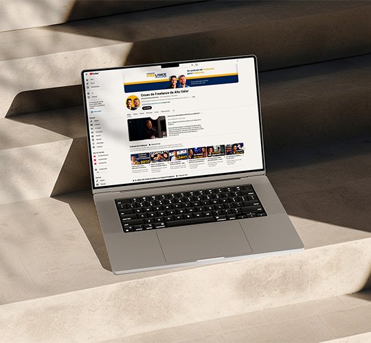 Se analizó la estructura completa del canal, identificando problemas de retención, debilidad en títulos, ausencia de series temáticas y una arquitectura desordenada en playlists. Este diagnóstico permitió redistribuir contenido y sentar las bases de cómo YouTube entendería el canal.