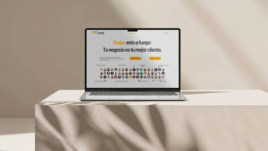 El pódcast de CDFAV nace desde una necesidad muy clara: construir una comunidad capaz de aglutinar, ordenar y amplificar la experiencia de dos profesionales del mundo freelance que habían detectado, tras años de trabajo, que el mercado demandaba referentes capaces de hablar del negocio unipersonal con transparencia, profundidad y criterio práctico.El canal Cosas de Freelance de Alto Valor arranca desde cero, sin suscriptores, sin histórico, sin tracción previa y sin ningún tipo de optimización SEO. Un pódcast en español, orientado al mercado hispanohablante, centrado en crecimiento profesional, precios, fiscalidad, captación de clientes, marca personal y estrategias de negocio para freelancers. El formato dominante son los video podcasts mensuales con episodios de entre 50 y 90 minutos, al que más adelante se sumó una estrategia de shorts extraídos de los capítulos, entre ocho y diez piezas al mes.Durante los primeros siete meses posteriores a nuestra colaboración, se publicaron seis episodios acumulando un total de 1.699 reproducciones, 127 suscriptores y 367,8 horas de visualización. Una base demasiado reducida para consolidar un posicionamiento real en YouTube, pero suficiente para demostrar que existía demanda y que, con una estrategia SEO, se podía escalar.