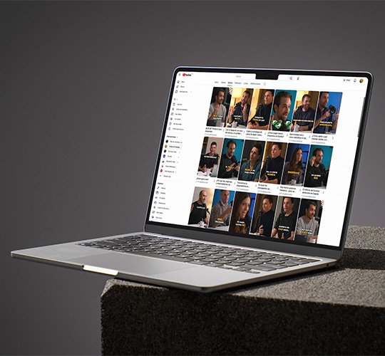 Se extrajeron entre ocho y diez shorts al mes, optimizados con títulos orientados a tendencias específicas del nicho freelance. Esta decisión disparó el descubrimiento, generando tráfico rápido y señales que alimentaban directamente los podcasts.