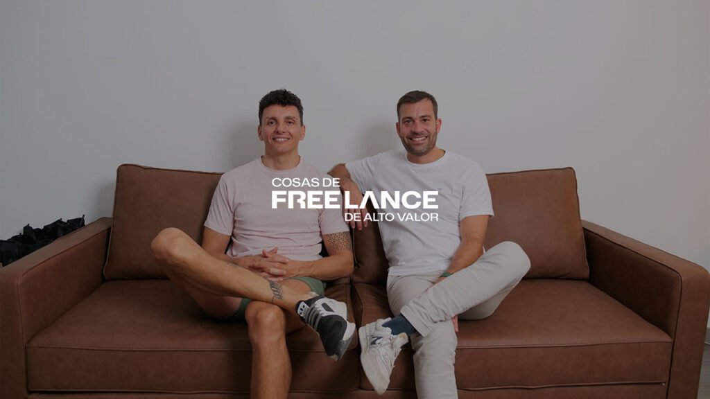 El pódcast de CDFAV nace desde una necesidad muy clara: construir una comunidad capaz de aglutinar, ordenar y amplificar la experiencia de dos profesionales del mundo freelance que habían detectado, tras años de trabajo, que el mercado demandaba referentes capaces de hablar del negocio unipersonal con transparencia, profundidad y criterio práctico. El canal Cosas de Freelance de Alto Valor arranca desde cero, sin suscriptores, sin histórico, sin tracción previa y sin ningún tipo de optimización SEO. Un pódcast en español, orientado al mercado hispanohablante, centrado en crecimiento profesional, precios, fiscalidad, captación de clientes, marca personal y estrategias de negocio para freelancers. El formato dominante son los video podcasts mensuales con episodios de entre 50 y 90 minutos, al que más adelante se sumó una estrategia de shorts extraídos de los capítulos, entre ocho y diez piezas al mes. Durante los primeros siete meses posteriores a nuestra colaboración, se publicaron seis episodios acumulando un total de 1.699 reproducciones, 127 suscriptores y 367,8 horas de visualización. Una base demasiado reducida para consolidar un posicionamiento real en YouTube, pero suficiente para demostrar que existía demanda y que, con una estrategia SEO, se podía escalar.