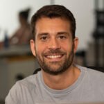 Dani me lleva el SEO en Youtube de mi podcast Cosas de Freelance de Alto Valor. Cuando empezamos a colaborar no hacíamos nada de SEO en Youtube, pero él se ha encargado de (I) cambiar todos los títulos de los capítulos anteriores y las descripciones orientándolo a ser encontrados en Youtube, (II) asesorarnos en que temáticas deberíamos trabajar para siguientes episodios en función de las búsquedas y (III) subir todos los capítulos con descripciones muy detalladas y títulos optimizados. Además, ha estado ayudándonos en la estrategia general de canal, la relación de lista, el control de las métricas y más indicaciones generales para hacer crecer nuestro canal. Lo más importante y que destaco de Dani es la proactividad, ganas de ayudar y estar siempre dispuesto a hacer algo nuevo por el fin de mejorar el proyecto.