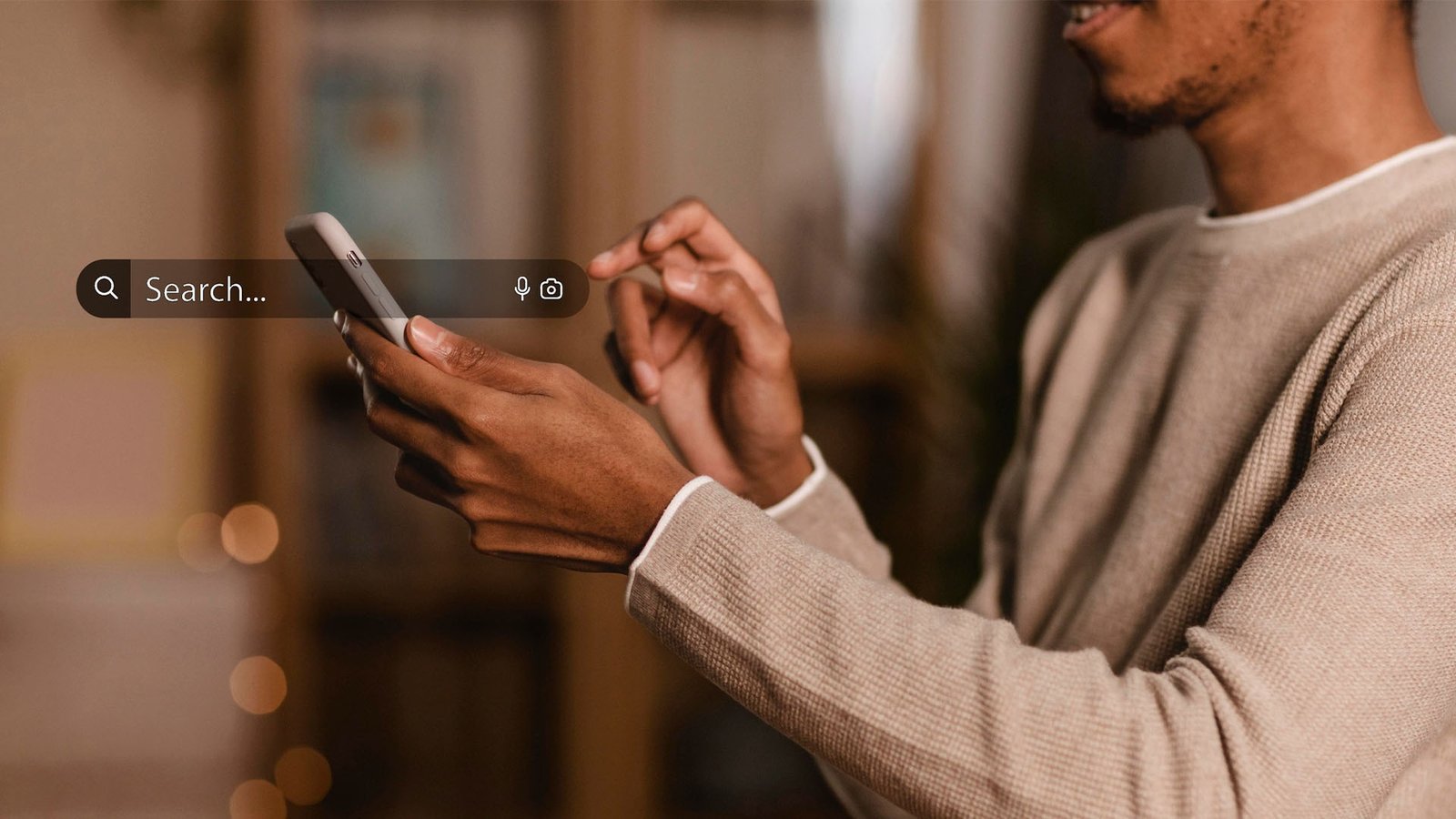 El concepto de Generative Engine Optimization o GEO (Optimización para Motores Generativos), surge como consecuencia directa de la irrupción del SGE en los resultados de los motores de búsqueda generativos por IA y su creciente influencia en la manera en que los usuarios consumen información. Si el SEO tradicional se basa en optimizar para motores de búsqueda cuyo resultado principal es un listado de enlaces orgánicos, el GEO amplía el marco: su objetivo es optimizar la visibilidad, la presencia y la influencia en motores que generan respuestas sintéticas y conversacionales por IA. El GEO no se limita al entorno de Google, sino que abarca a cualquier sistema capaz de generar información en respuesta a una consulta: desde el SGE de Google AI Overview, hasta ChatGPT, Perplexity, Gemini, Claude u otros agentes autónomos. En este contexto, la visibilidad deja de depender únicamente de ocupar una posición en las SERP y pasa a depender de convertirse en una fuente reconocida, solvente y citada por los modelos generativos. La autoridad temática, la consistencia editorial y el reconocimiento de marca cobran un papel central, porque los motores generativos buscan fuentes fiables sobre las que construir sus respuestas. Este nuevo escenario redefine la competencia: ya no se trata solo de ganar clics, sino de ganar presencia en la conversación y en la síntesis que recibe el usuario en su primer contacto con la información. El GEO, por tanto, representa la evolución natural del SEO hacia un territorio donde el buscador ya no se limita a indexar y ordenar, sino que interpreta, edita y reconstruye los contenidos en tiempo real.