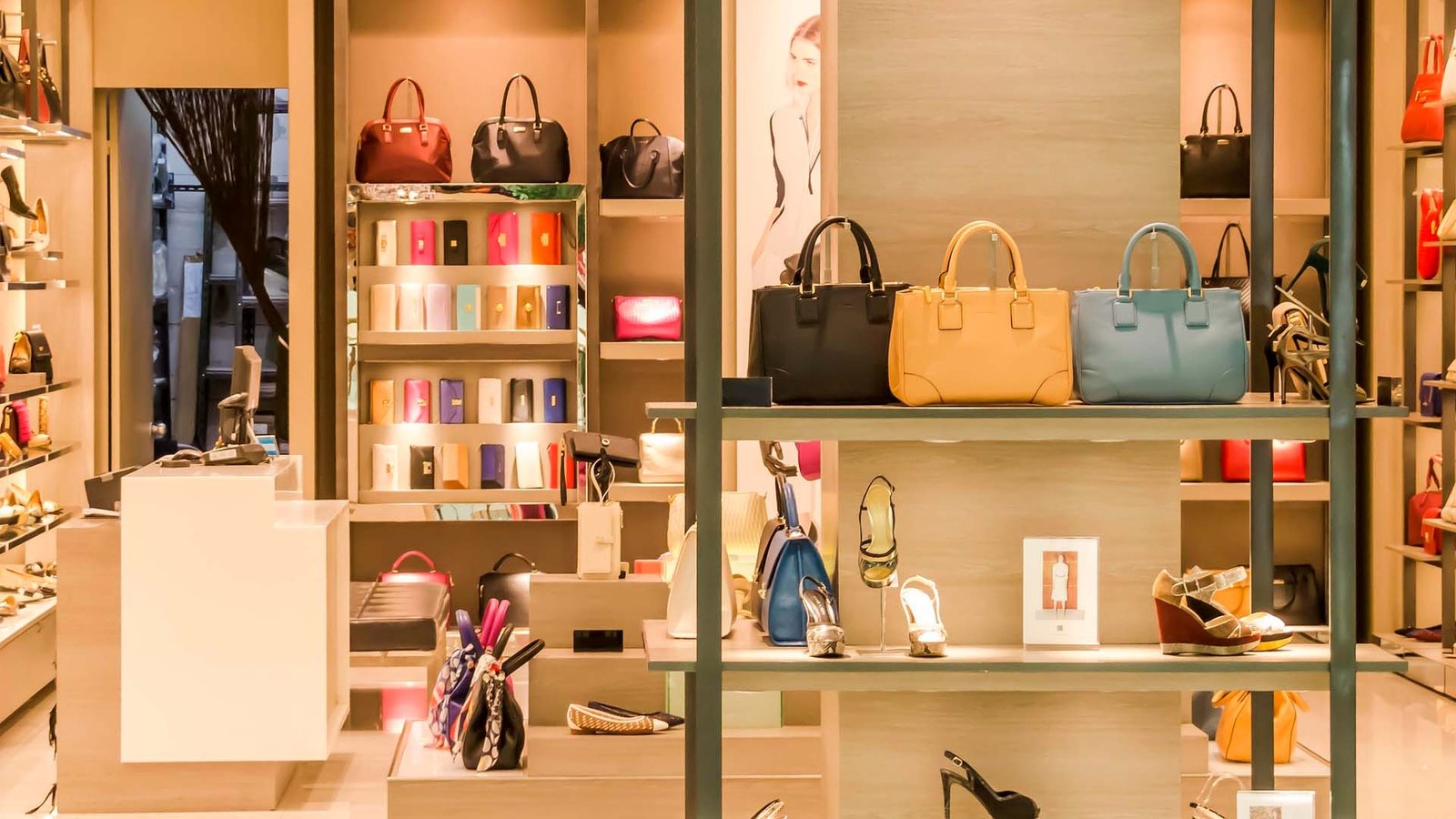 Durante los últimos quince años he visto cómo el sector digital se ha transformado a una velocidad que pocos negocios han sido capaces de asumir. Primero fueron las actualizaciones constantes del algoritmo de Google, luego el auge de las redes sociales con sus reglas propias, y ahora la irrupción de la IA que ha redefinido —otra vez— cómo se construye la visibilidad, autoridad y crecimiento orgánico. En este escenario tan competitivo, la presencia en redes sociales dejó de ser una opción: es una ventaja estratégica que determina si una empresa avanza, se estanca o se queda fuera del mapa. En este artículo cuento el porqué una empresa debe estar en redes sociales, los beneficios que le puede aportar, y las 12 razones del porqué hacerlo.