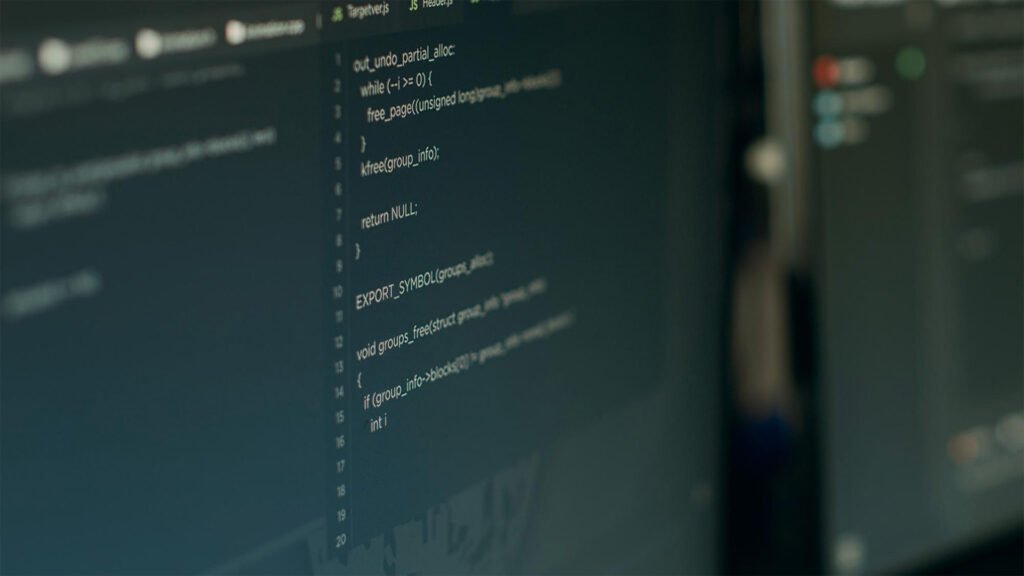 El archivo LLMs.txt es el nuevo estándar que define cómo los sitios web pueden ser interpretados y priorizados por los LLM (Large Language Model), modelos de lenguaje grandes. No es solo un archivo .txt, es la estructura que permite a la IA identificar, procesar y comprender tu contenido más relevante. Ubicado en la raíz del sitio (/llms.txt), funciona como un índice curado, diseñado para que los LLMs lean de manera eficiente lo que realmente importa.