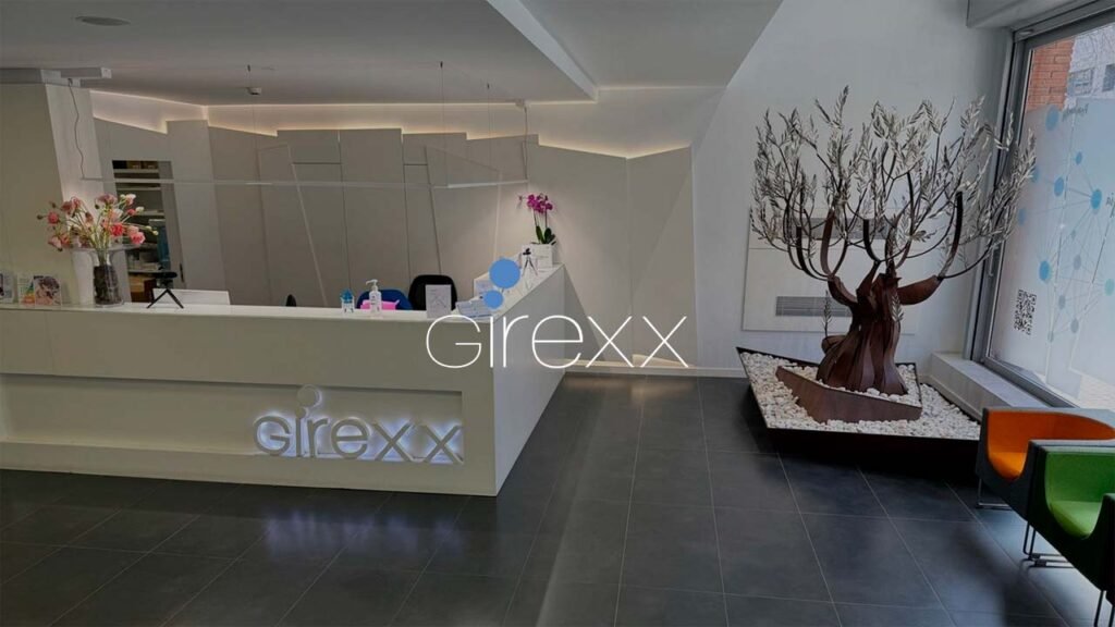 Girexx es una red de clínicas privadas especializadas en reproducción asistida y ginecología, con centros en Barcelona, Girona y Mataró. Su propuesta se desarrolla en un sector especialmente sensible, donde la decisión del paciente no depende solo de encontrar un tratamiento, sino de percibir confianza, cercanía médica, experiencia y acompañamiento desde el primer contacto. Antes del proyecto, las clínicas ya contaban con presencia en Google Business Profile, pero esa presencia no estaba trabajando con todo su potencial como activo de captación local. Las fichas existían, aparecían en Google Maps y recogían parte de la demanda de marca, pero no estaban plenamente alineadas con la forma en la que los pacientes buscan clínicas de fertilidad, reproducción asistida, fecundación in vitro o inseminación artificial cerca de su ubicación. En este contexto, el SEO local podía convertirse en una palanca estratégica clara: acercar cada centro a búsquedas de alta intención, reforzar la confianza antes del primer contacto y ordenar la visibilidad orgánica de Girexx en un canal decisivo para captar pacientes en un momento de búsqueda muy cualificado.